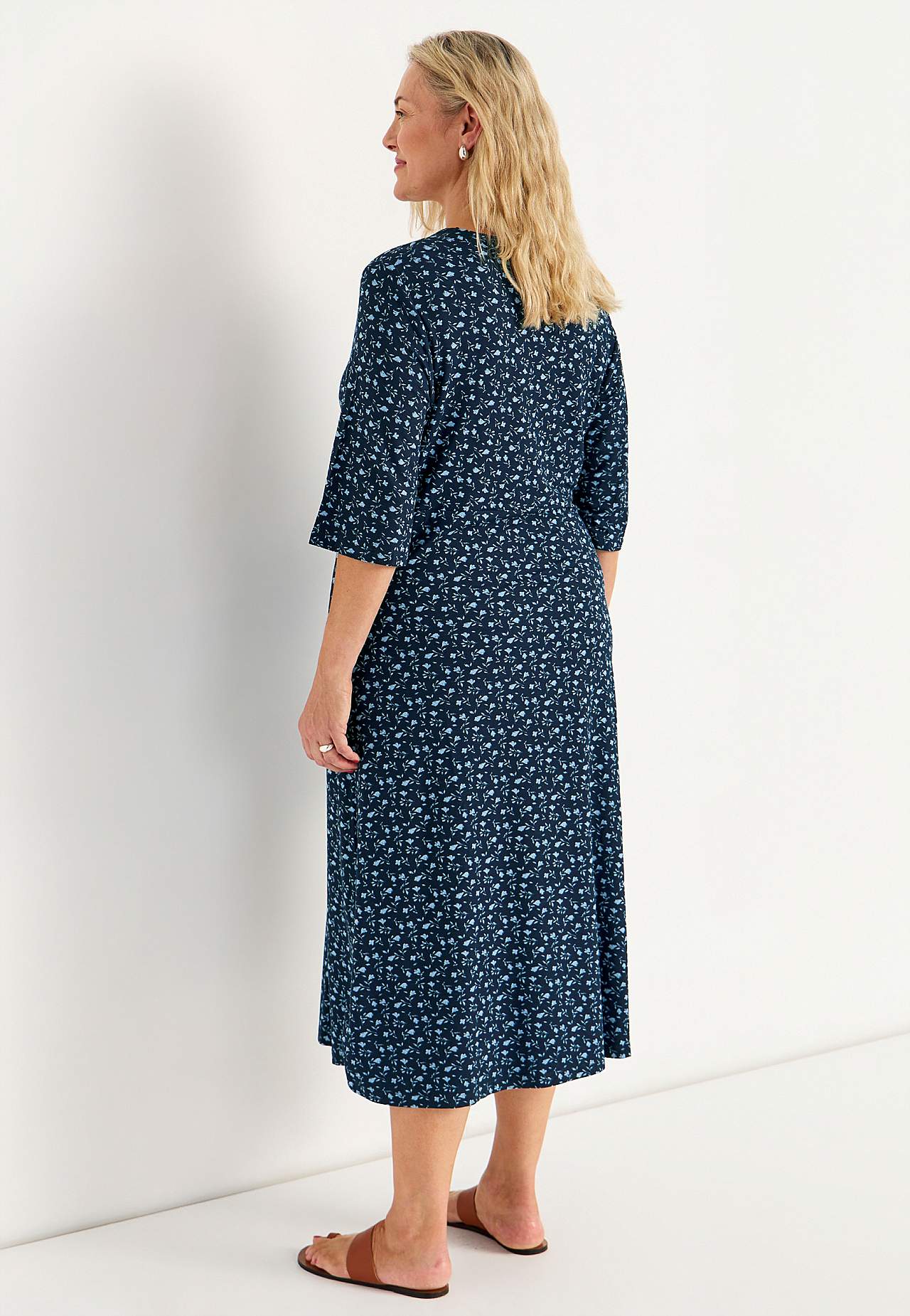 Jerseykjole med et blomstermønster og lommer