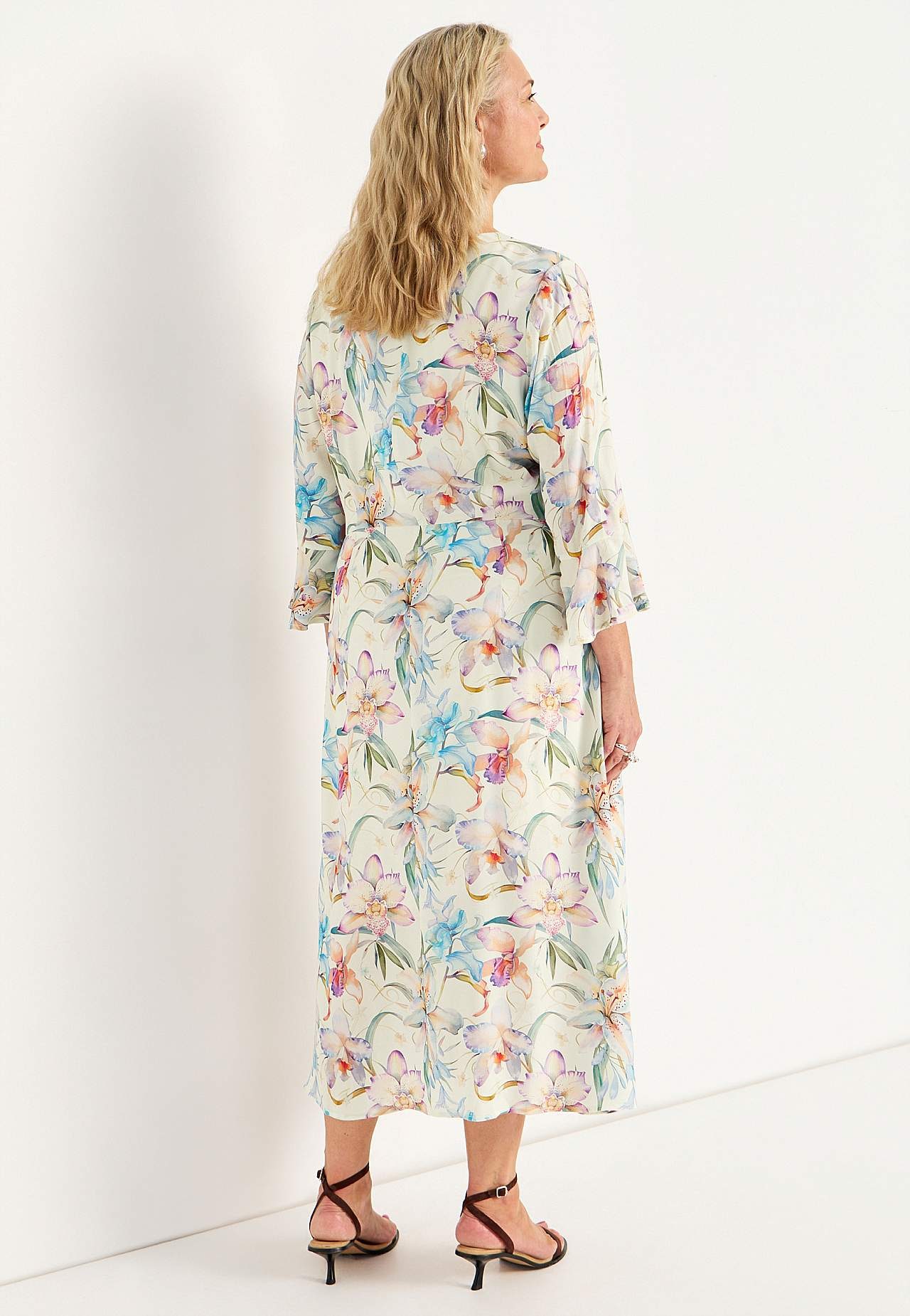 Kjole med flagrende ærme