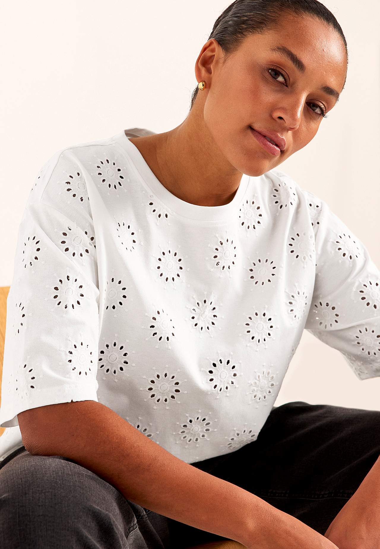 Jerseytop med broderet hulmønster