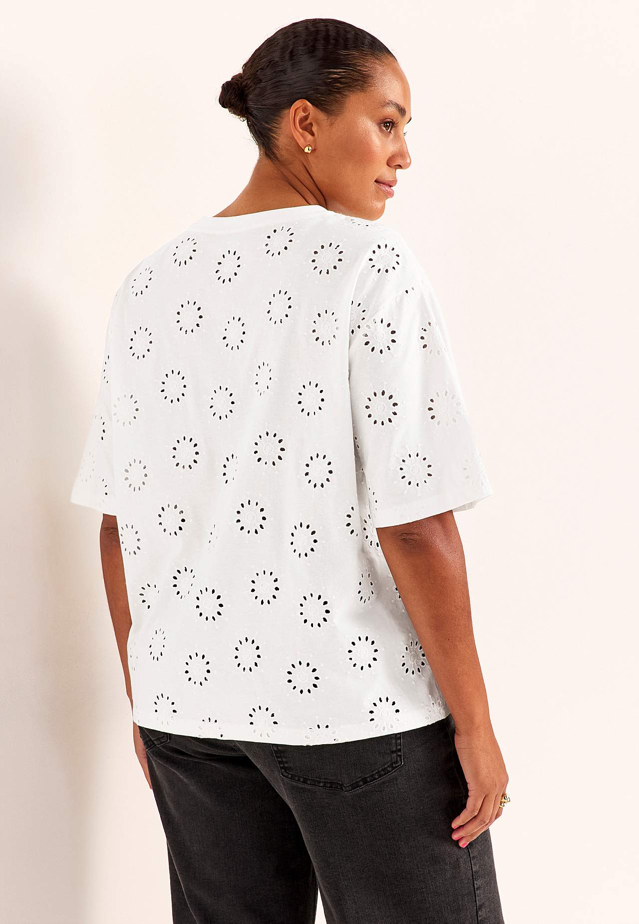 Jerseytop med broderet hulmønster