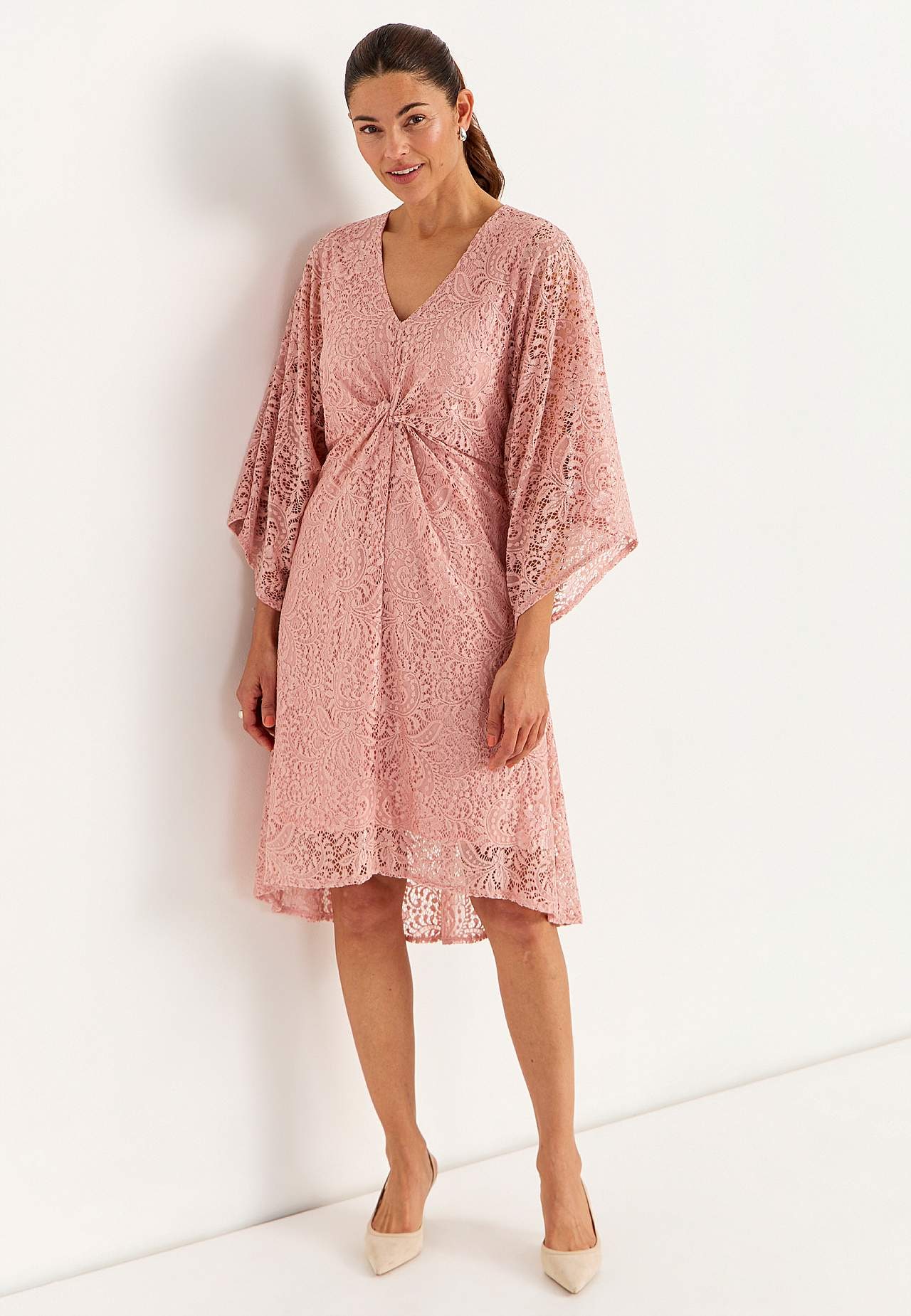 Blød, elastisk blondekjole