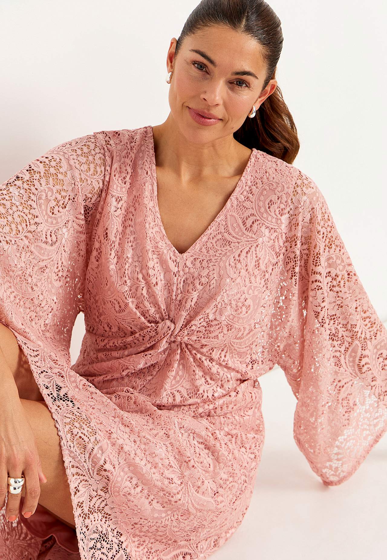 Blød, elastisk blondekjole