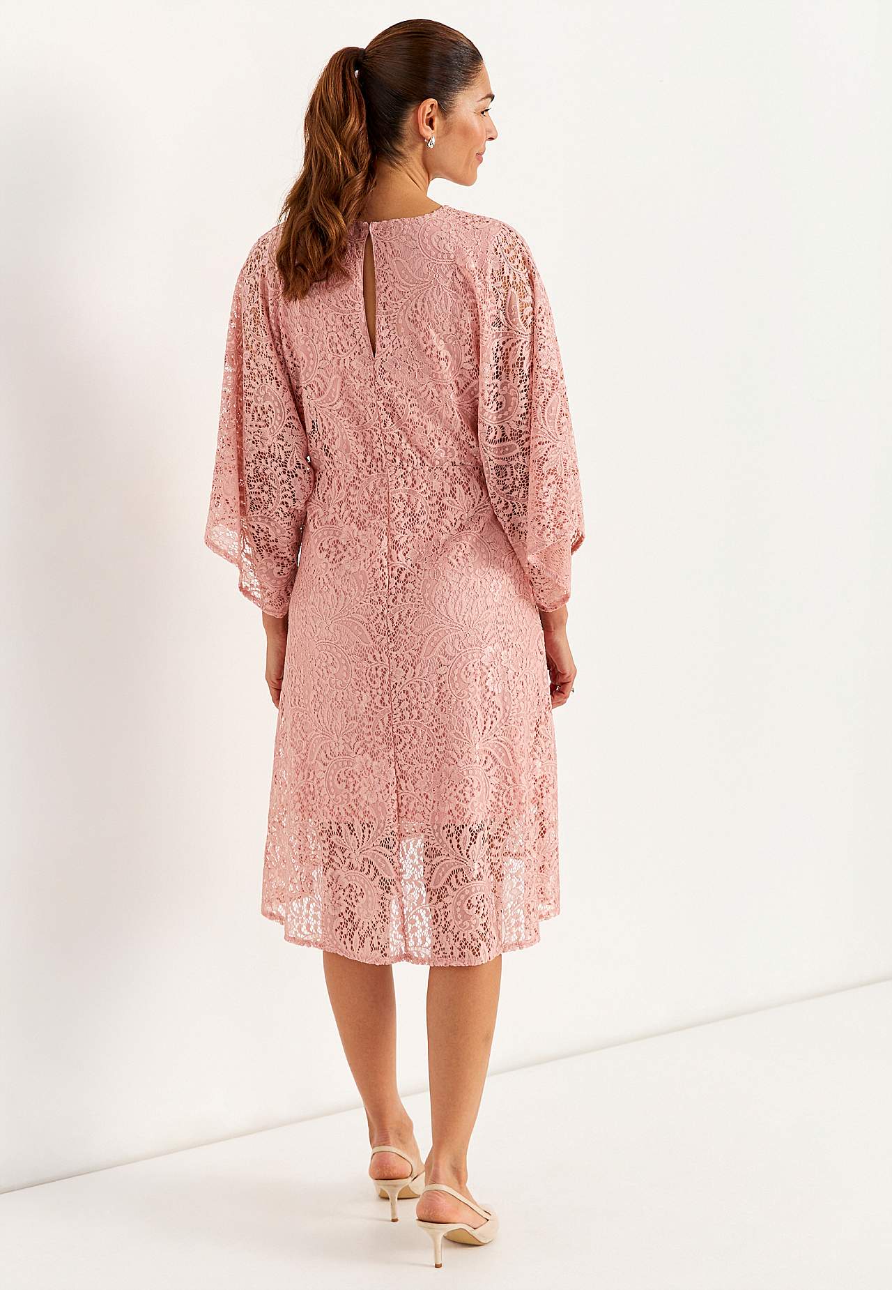 Blød, elastisk blondekjole