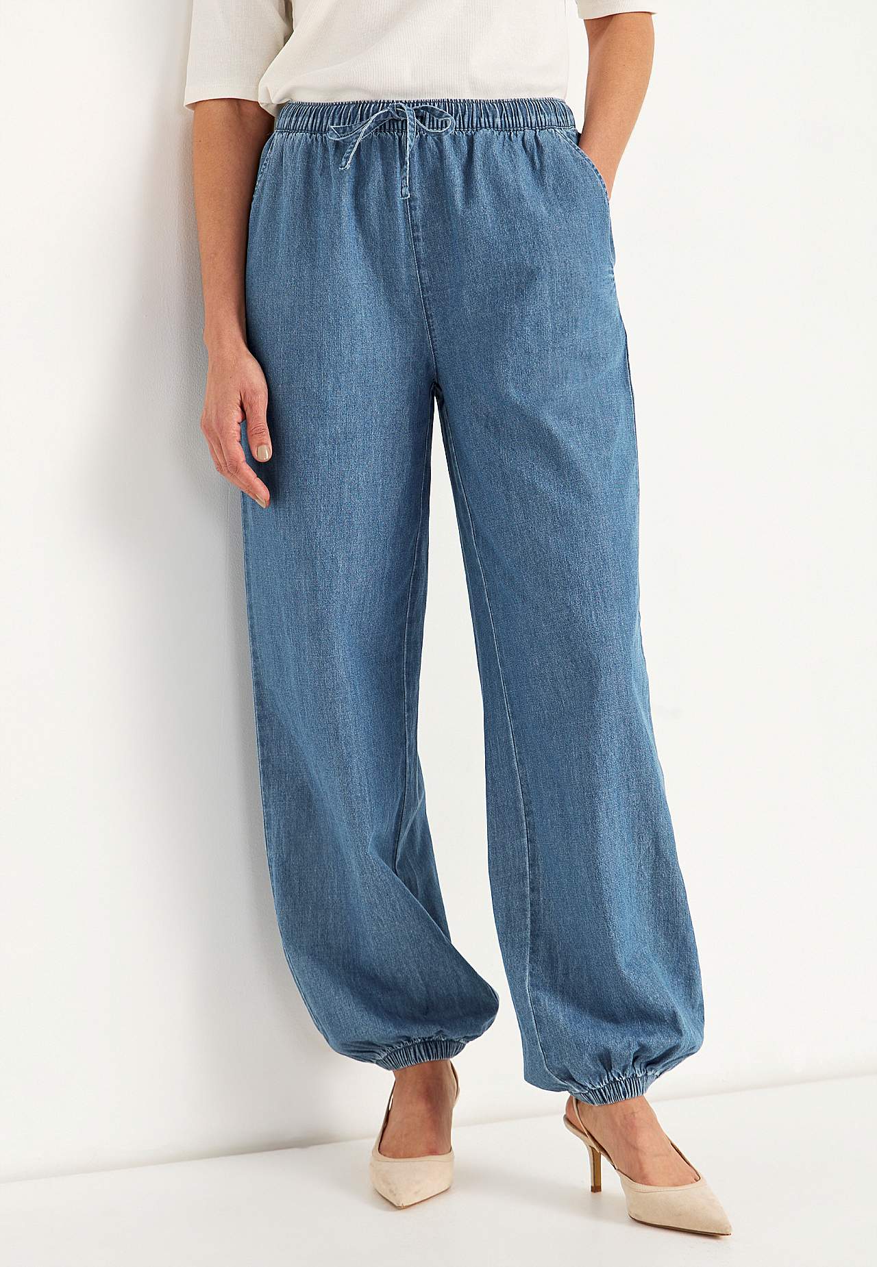 Bukser i let denim med høj talje