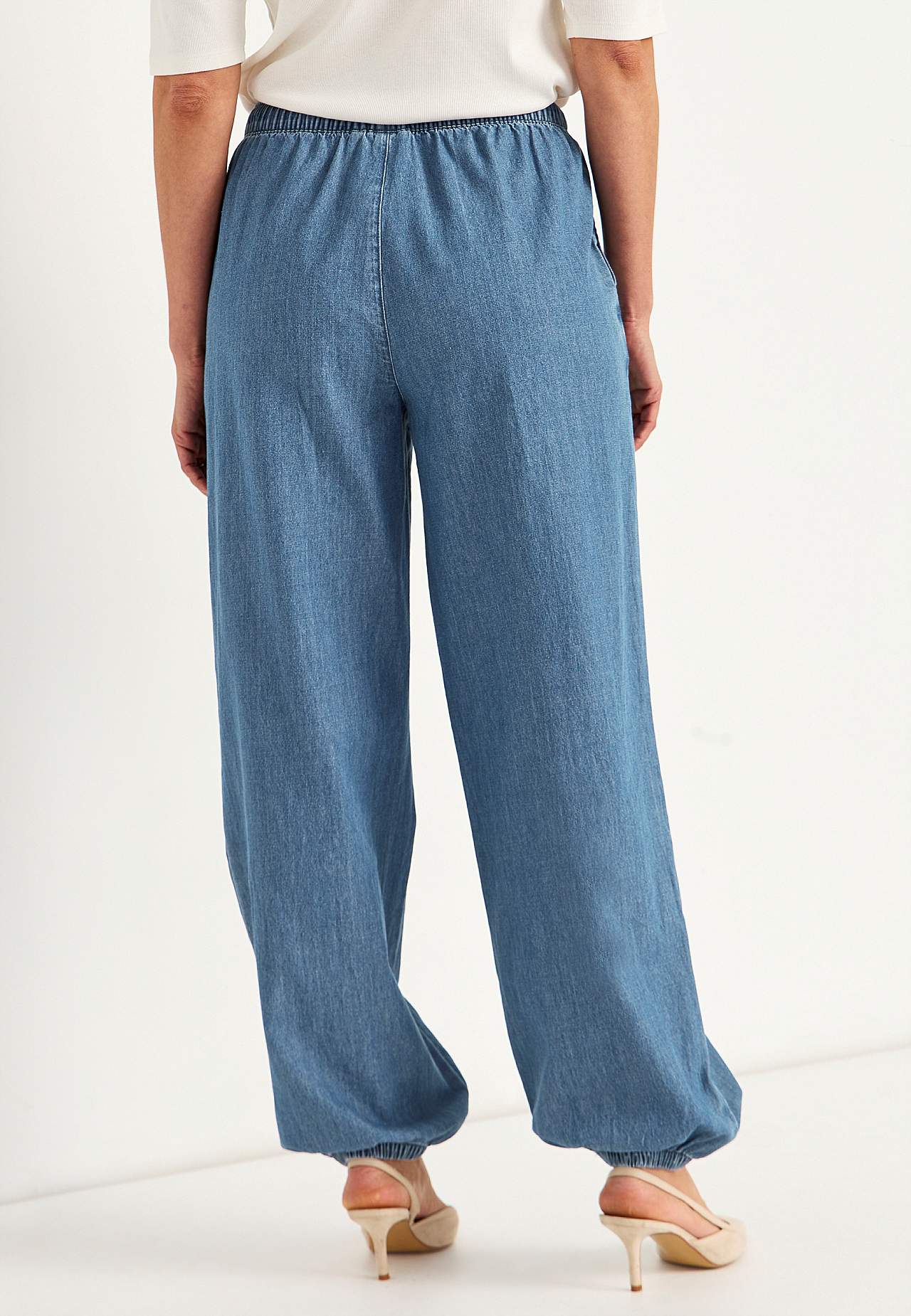 Bukser i let denim med høj talje