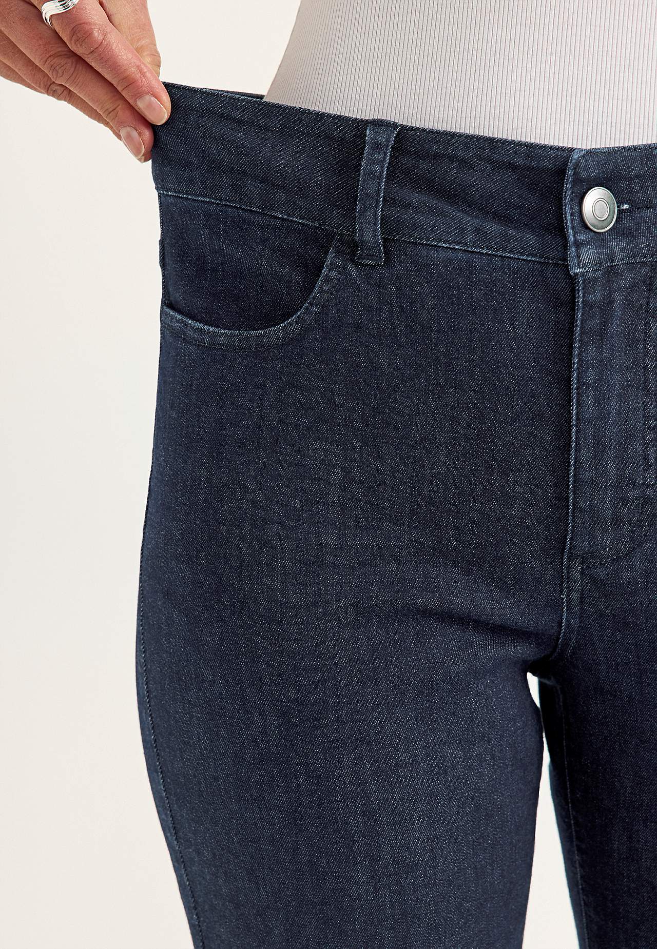 Lige jeans i denim med superstræk - to længder