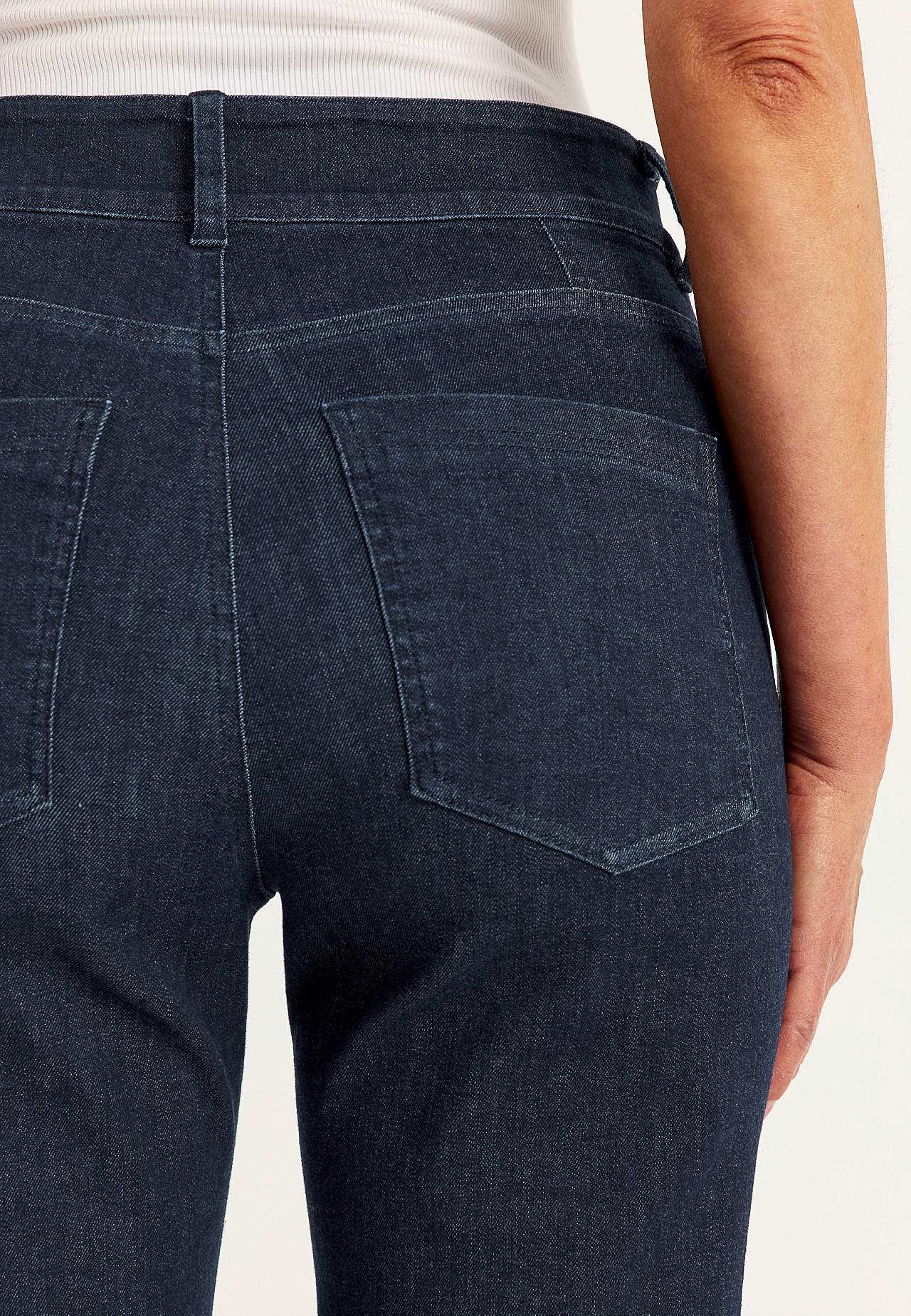 Lige jeans i denim med superstræk - to længder