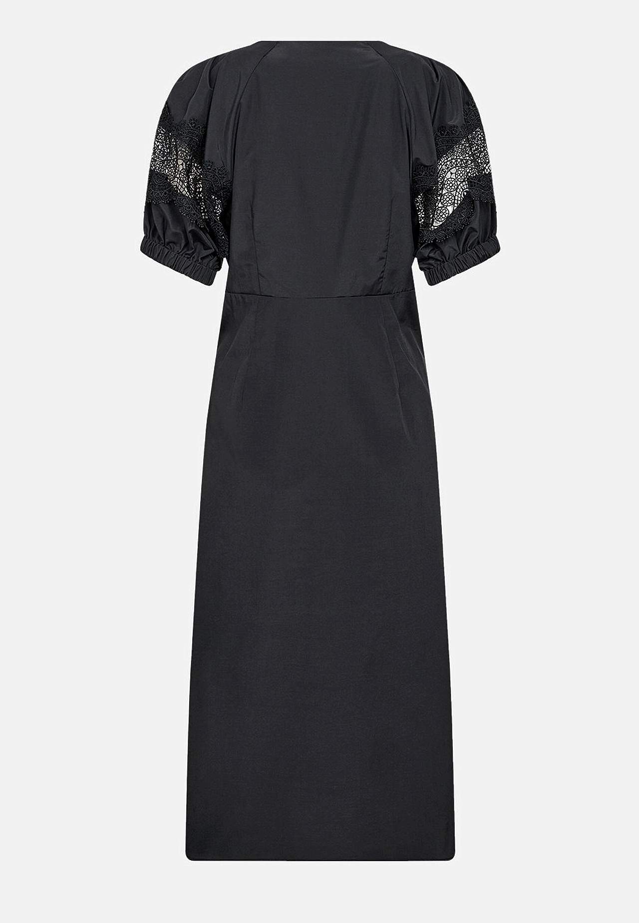 Kjole med broderidetalje på ærmerne
