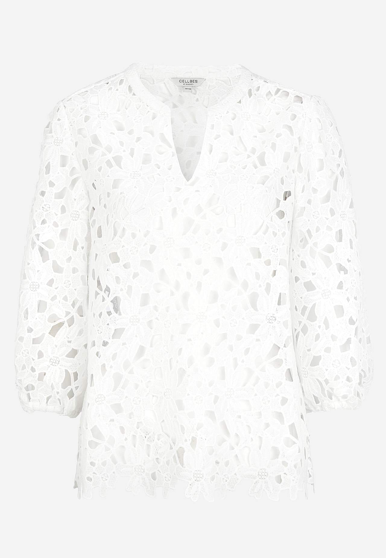 Blondebluse med et blomstermønster